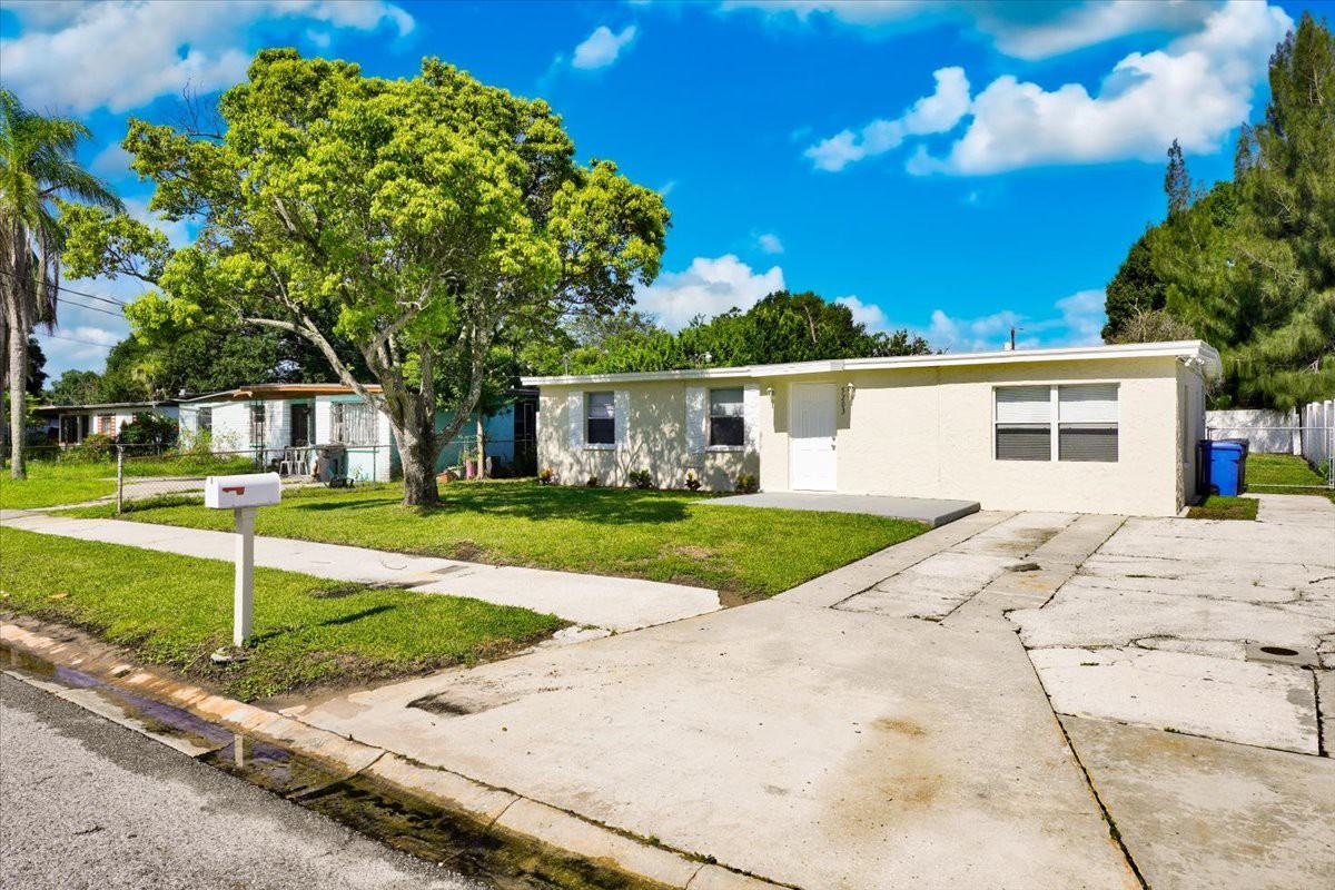 5203 S 83rd St - Photo 3 of 23