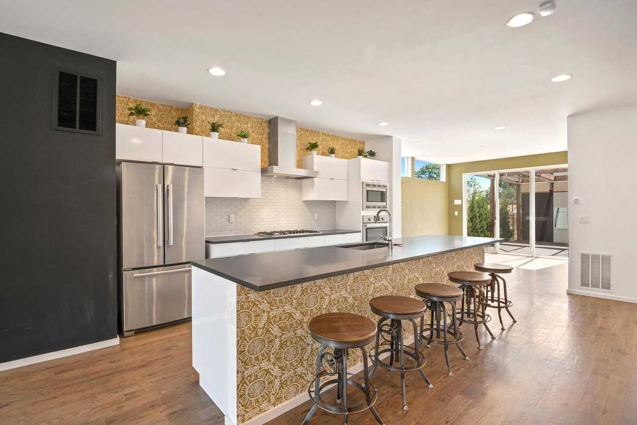 Swanky LoHi home with fantastic rooftop deck - Photo 2 of 23