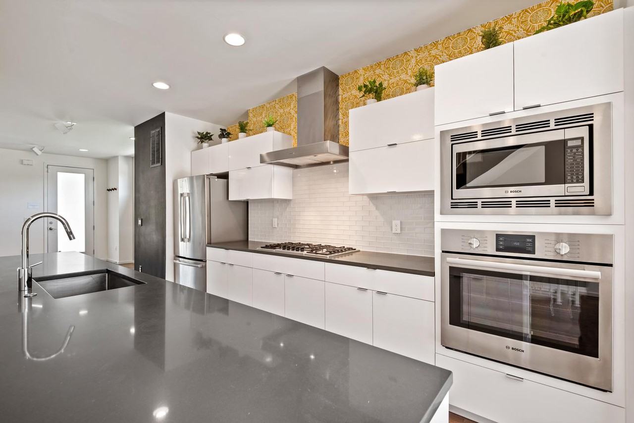 Swanky LoHi home with fantastic rooftop deck - Photo 4 of 23