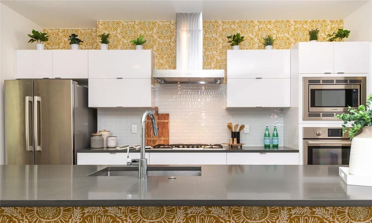 Swanky LoHi home with fantastic rooftop deck - Photo 5 of 23