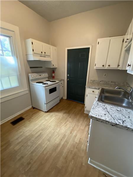 516 W 38th St - Photo 4 of 10