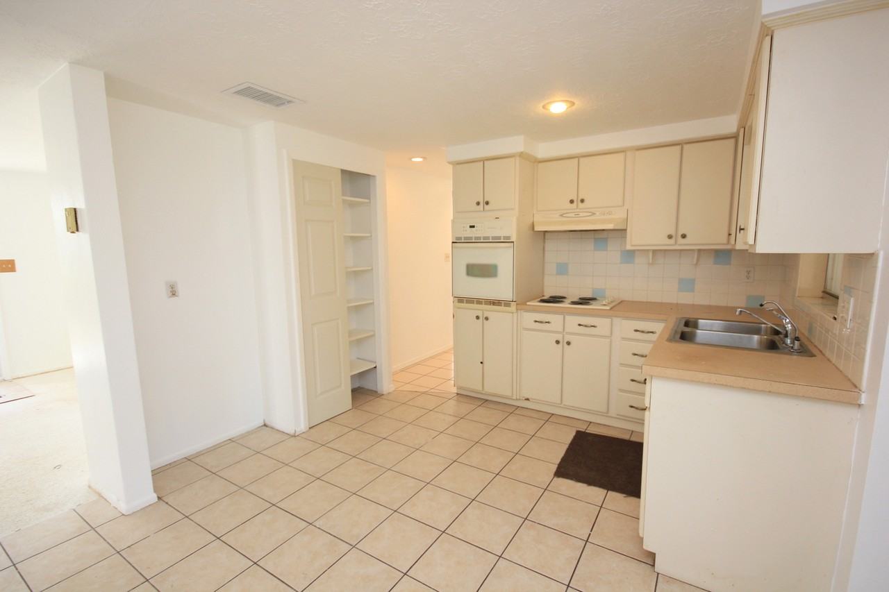 2435 Roselawn Dr - Photo 3 of 13