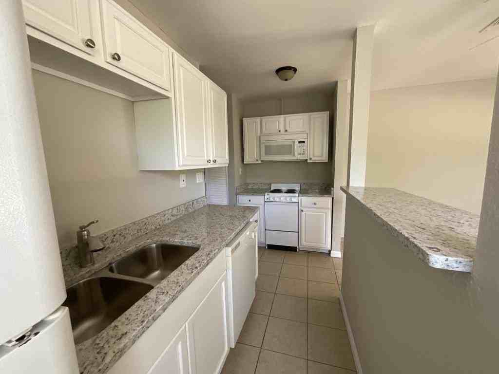 2218 S Park Ave - Photo 2 of 8