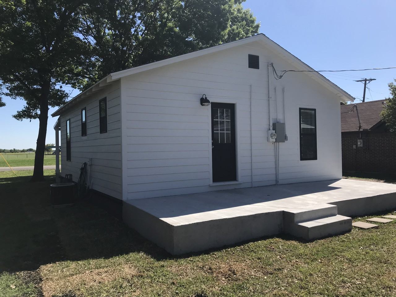 505 W Cedar St - Photo 2 of 9