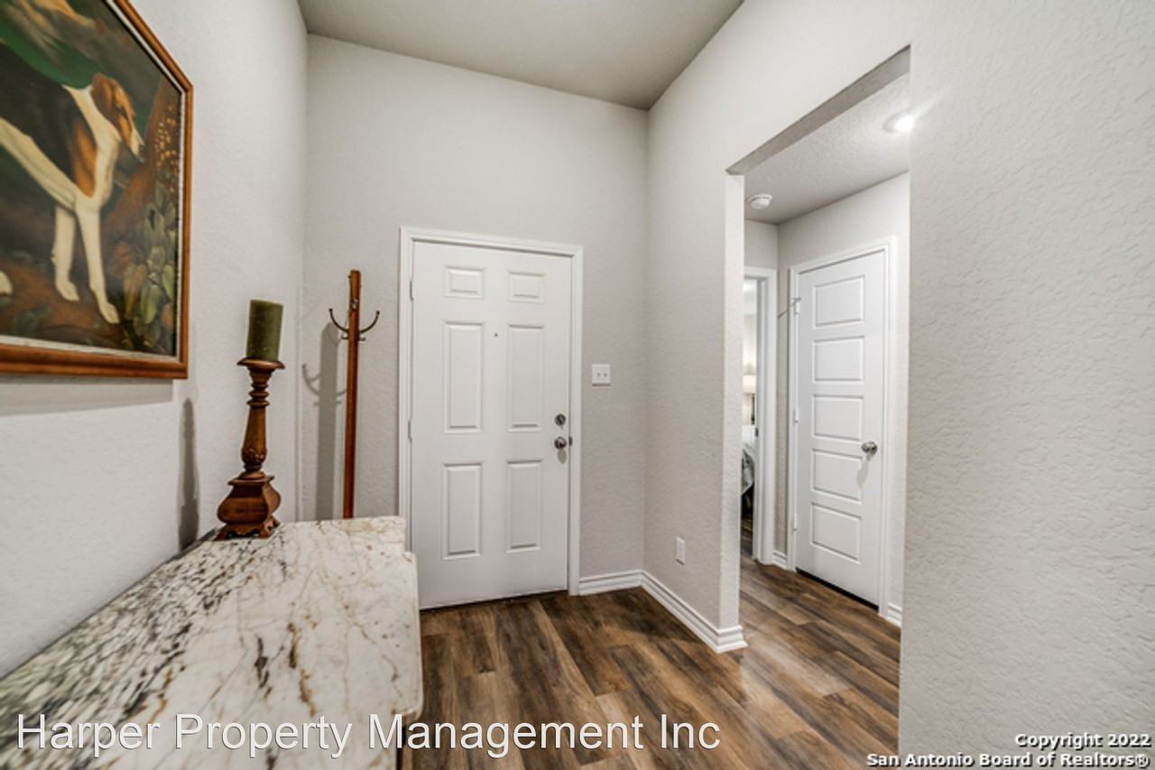 724 Stonemanor Bay - Photo 2 of 24