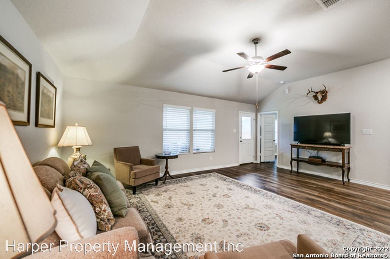 724 Stonemanor Bay - Photo 3 of 24