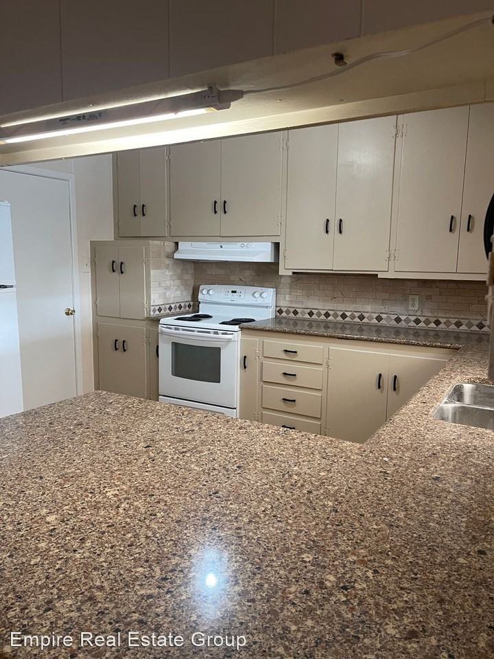 906 19th St - Photo 2 of 5