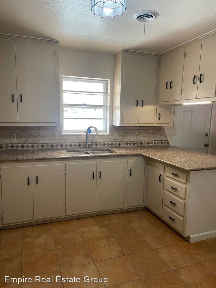 906 19th St - Photo 3 of 5