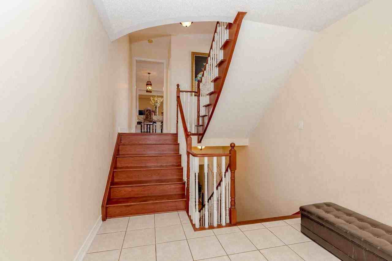 1010 Laidlaw Drive - Photo 3 of 36