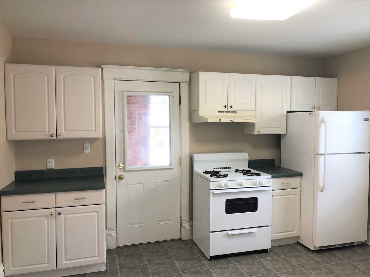 208 S Throop St - Photo 3 of 13