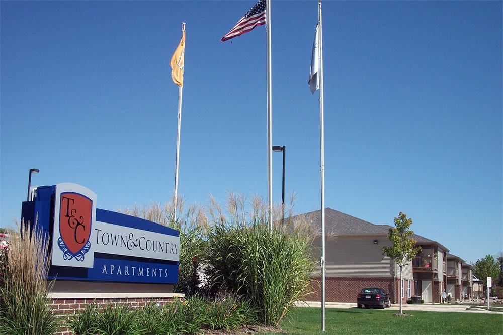 Town and Country - Photo 3 of 25