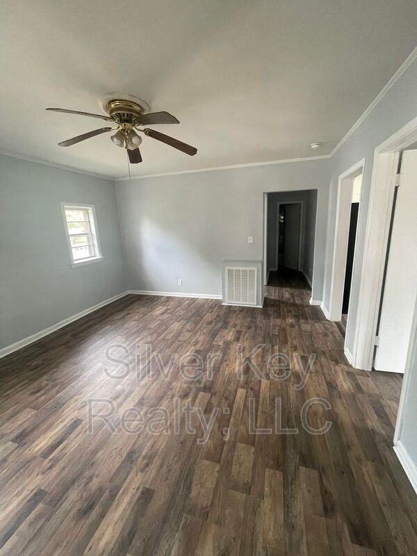 914 E Madison Ave #0914 - Photo 3 of 15