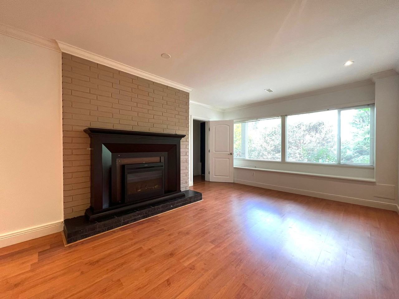 4795 Marineview Crescent - Photo 3 of 19