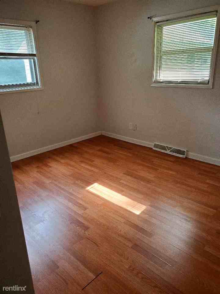 138 S Berkley St - Photo 2 of 6