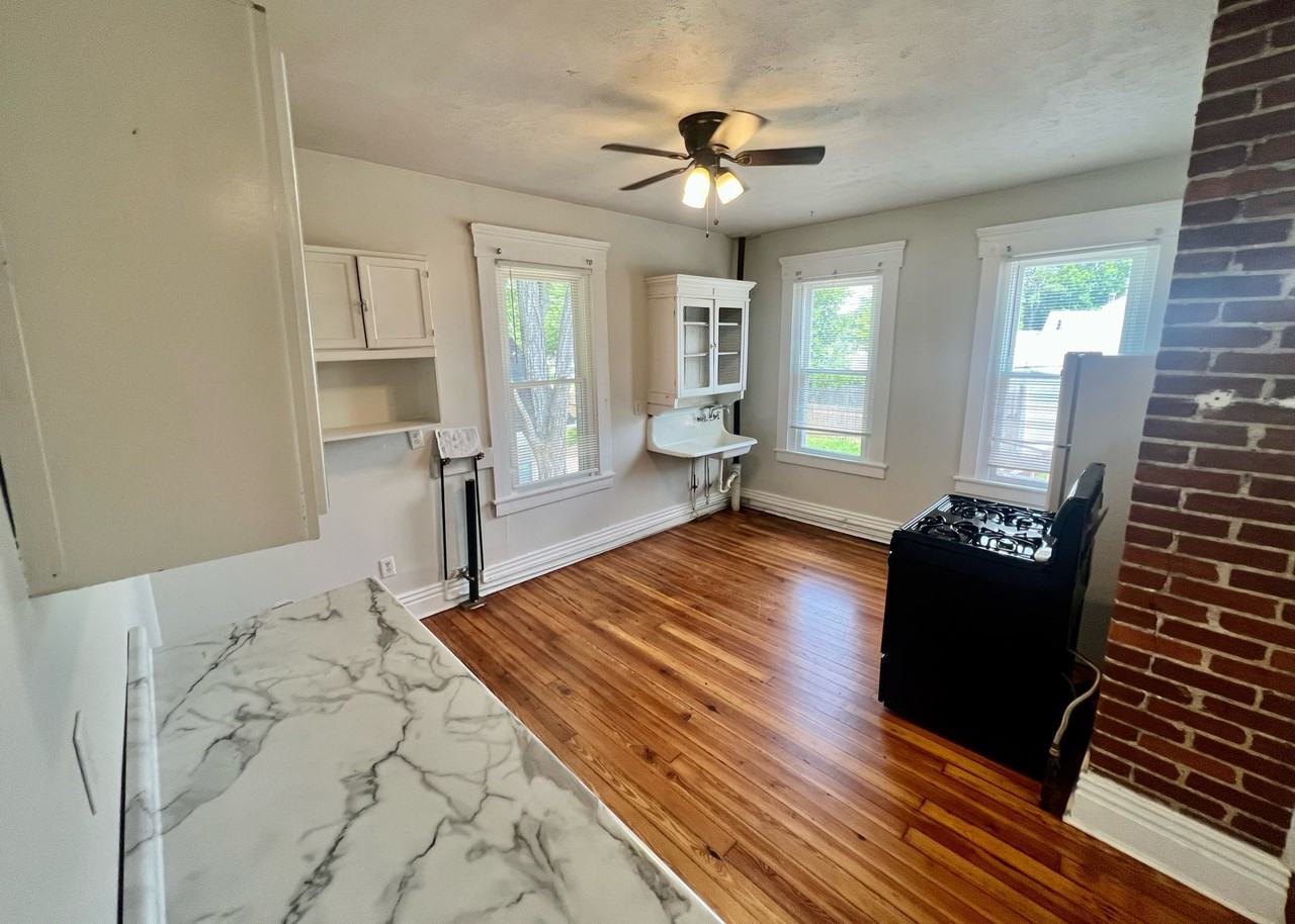 957 Vine St - Photo 3 of 12
