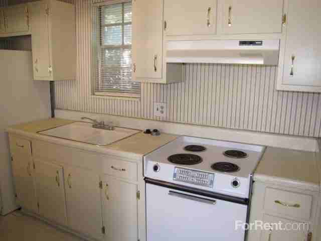 Windsor Arms Apartments - Photo 2 of 13