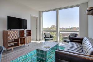 featured image of 2340 N California Ave