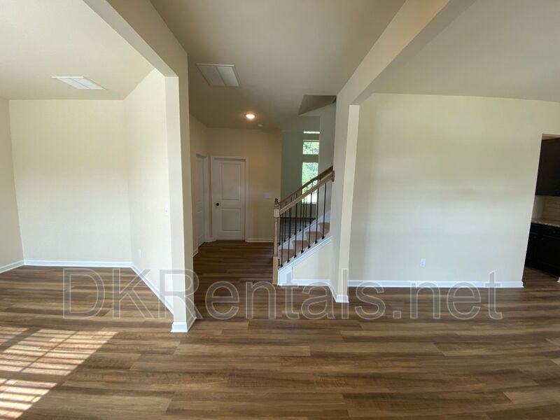 5595 Mirror Lake Dr - Photo 3 of 46