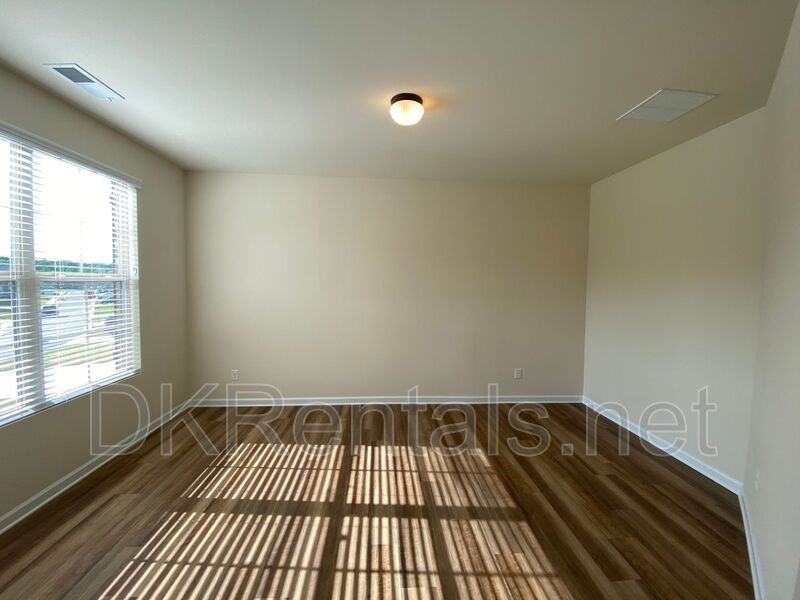 5595 Mirror Lake Dr - Photo 4 of 46