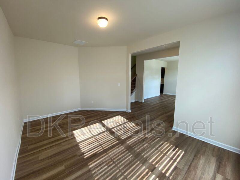 5595 Mirror Lake Dr - Photo 5 of 46