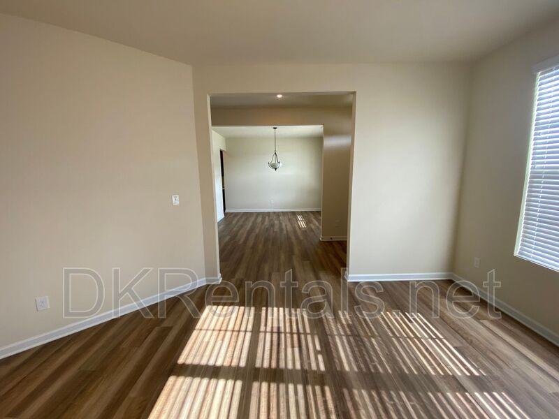 5595 Mirror Lake Dr - Photo 7 of 46