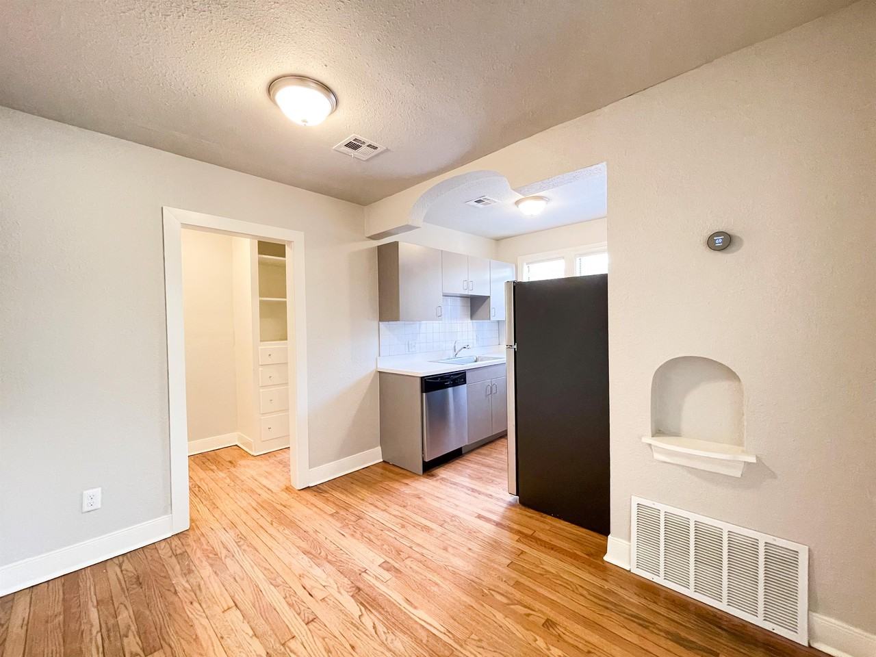 835 East Drive - 8 #8 - Photo 4 of 18