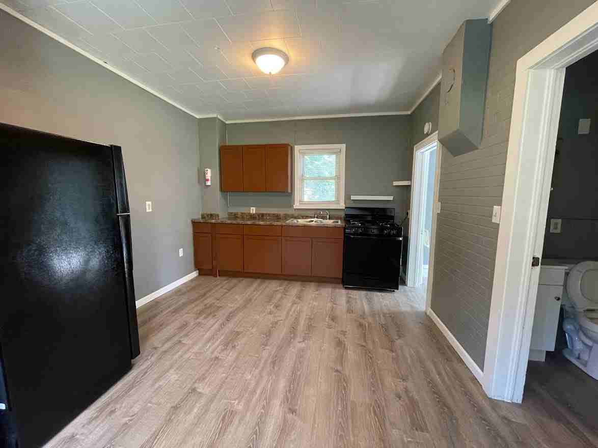 1148 Columbia St #1 - Photo 6 of 9