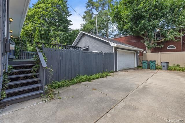 1026 Floyd St - Photo 2 of 16