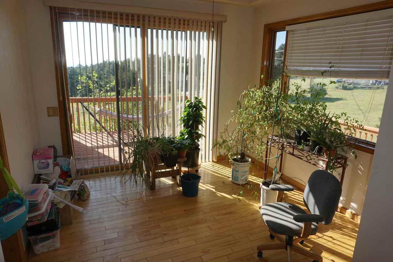 498 Parkview Ave - Photo 5 of 21