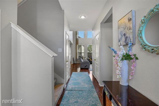 1435 Sleepy Hollow Dr - Photo 2 of 18