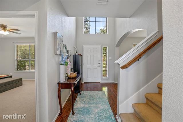 1435 Sleepy Hollow Dr - Photo 3 of 18