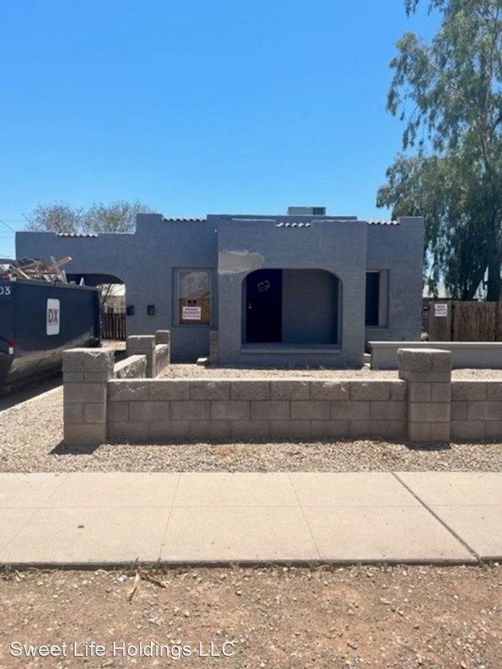 1423 E Pierce St - Photo 2 of 4