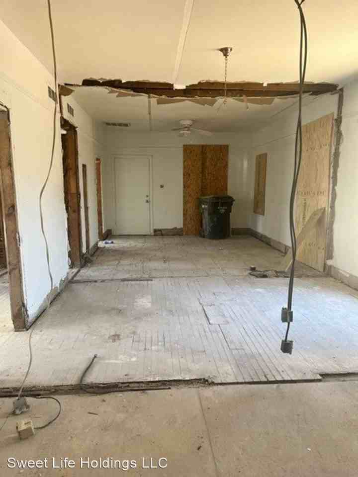 1423 E Pierce St - Photo 3 of 4