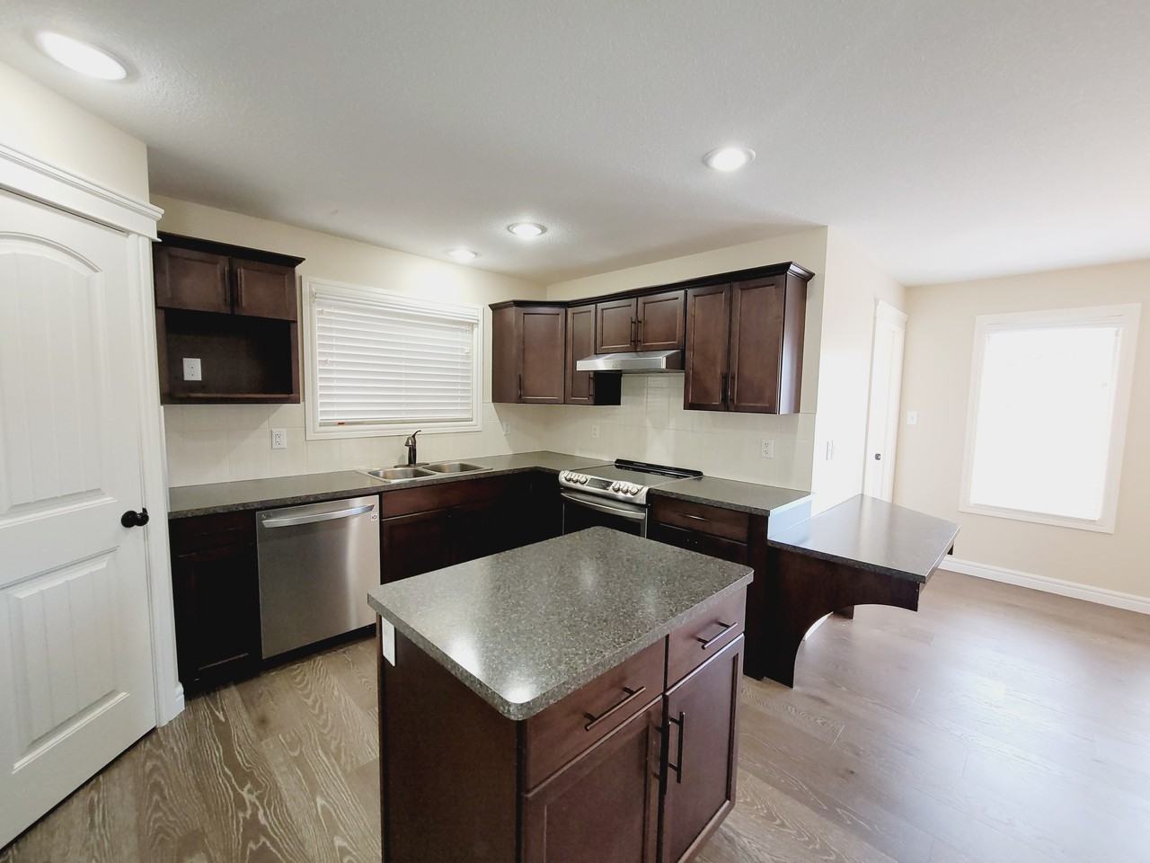 17633 5a Ave Sw - Photo 2 of 36