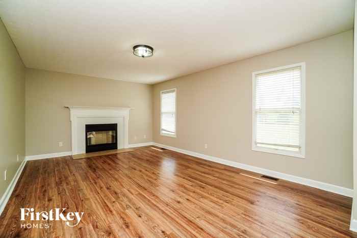 1068 Oxford Dr N - Photo 2 of 15