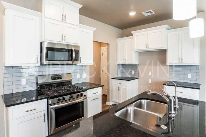 621 Nw 182nd St - Photo 2 of 17