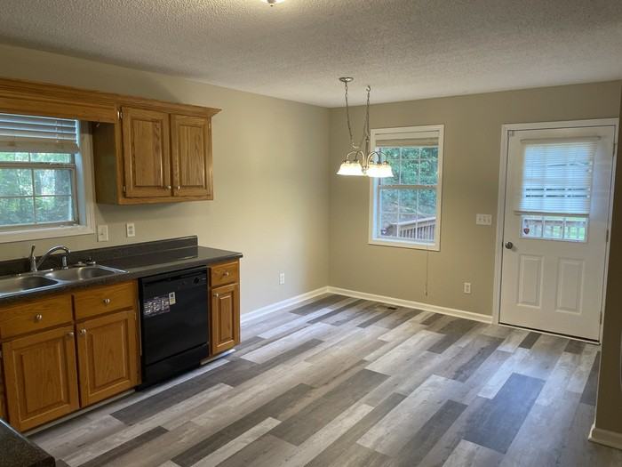 170 Walraven Way Se - Photo 3 of 14