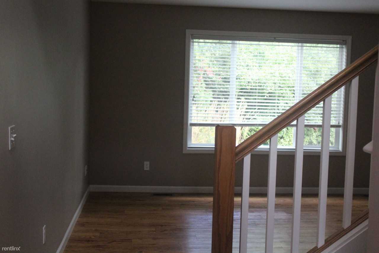 1004 Maggie Ct - Photo 3 of 30