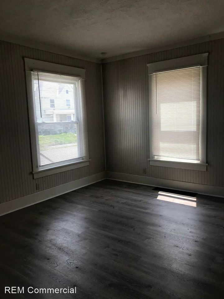 1219 Oxford Ave Nw - Photo 3 of 8