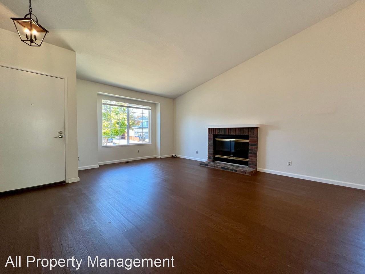 71 Bayport Ct - Photo 3 of 39