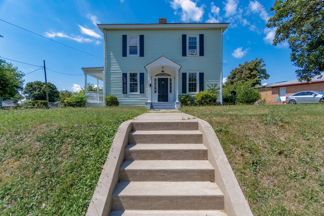 1328 Hampton Dr - Photo 4 of 30