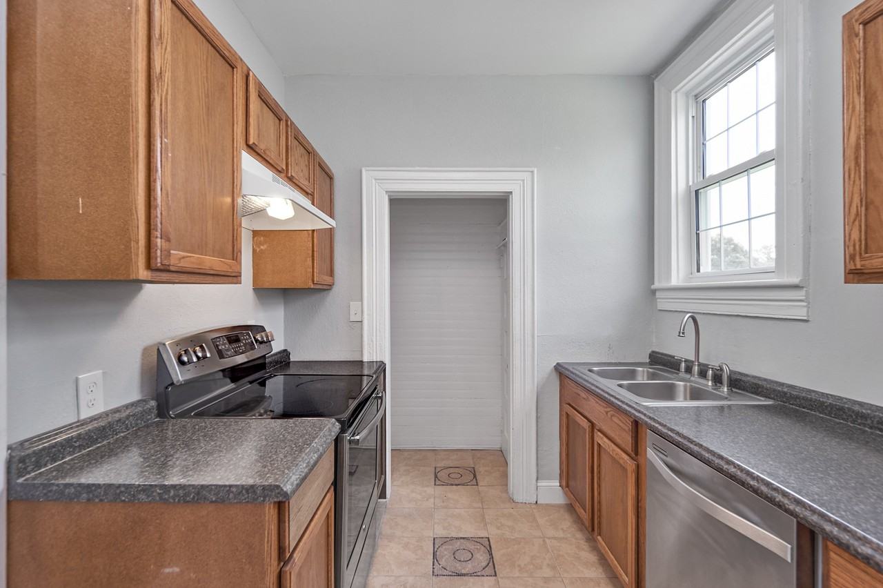 1328 Hampton Dr - Photo 5 of 30