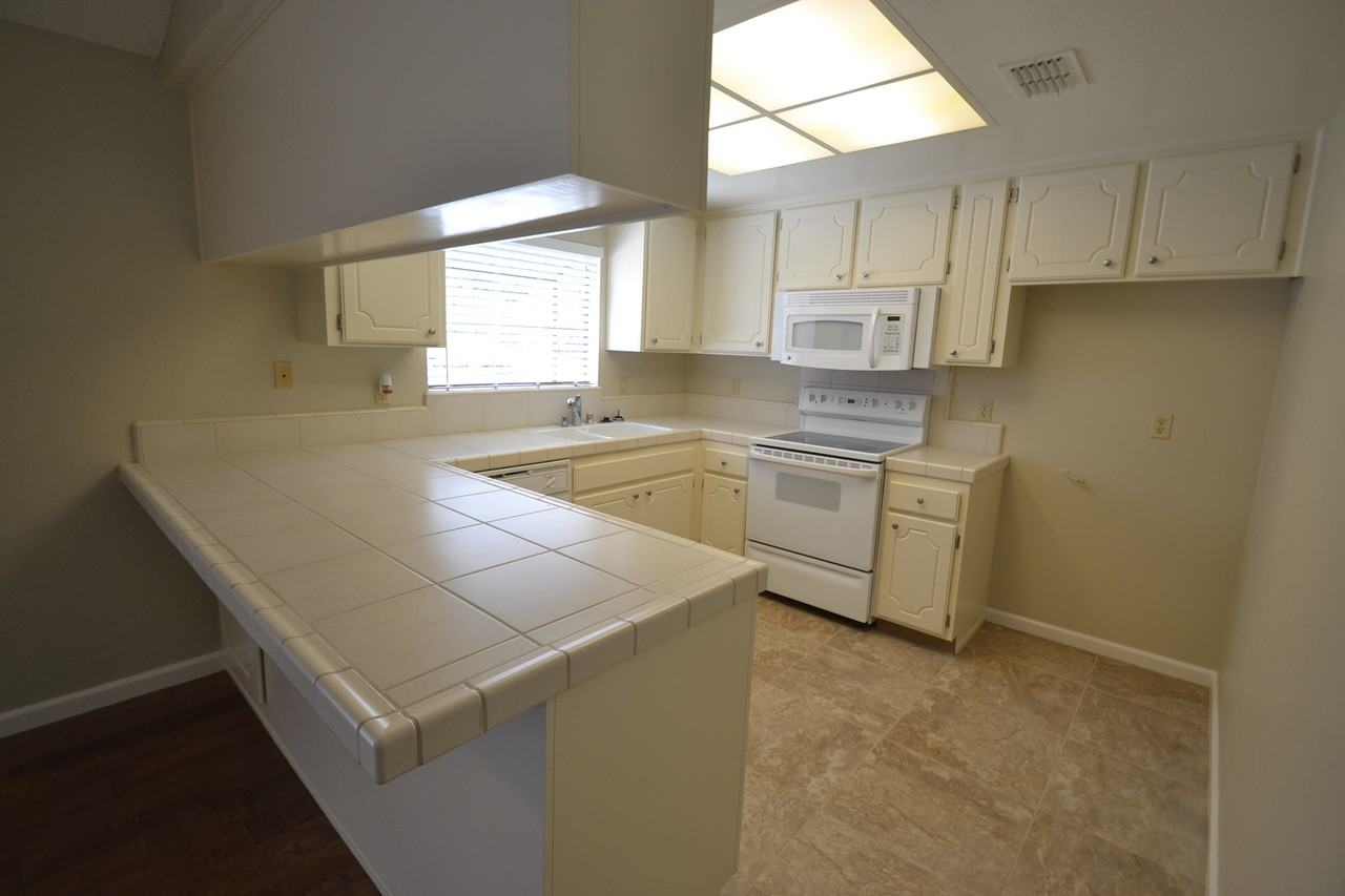 1535 Wimbledon Dr - Photo 2 of 7