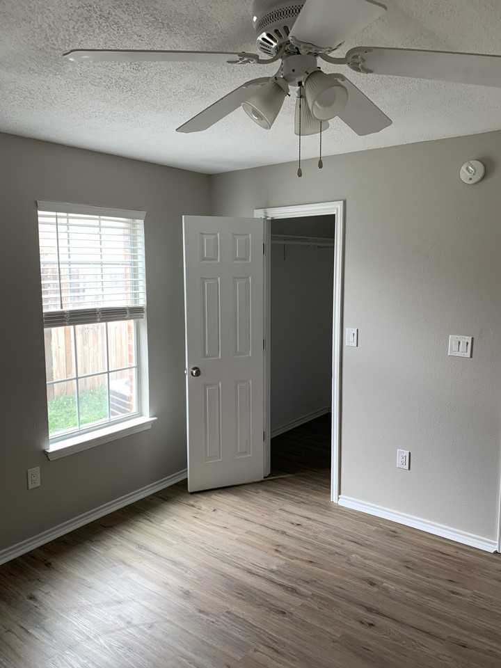 5834 7th St - Photo 7 of 11