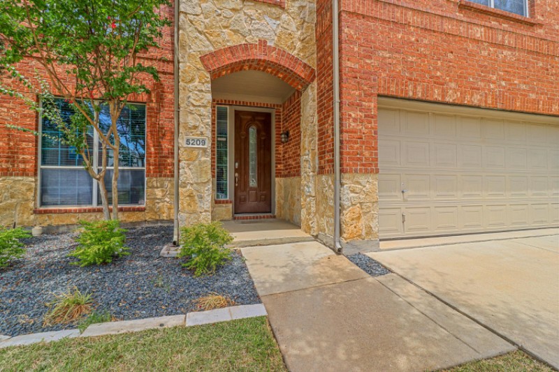 5209 Memorial Dr - Photo 3 of 40