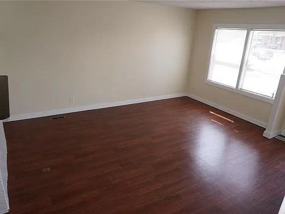 7810 Cullen Dr - Photo 3 of 9
