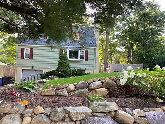 4 Cabot Ln - Photo 2 of 16