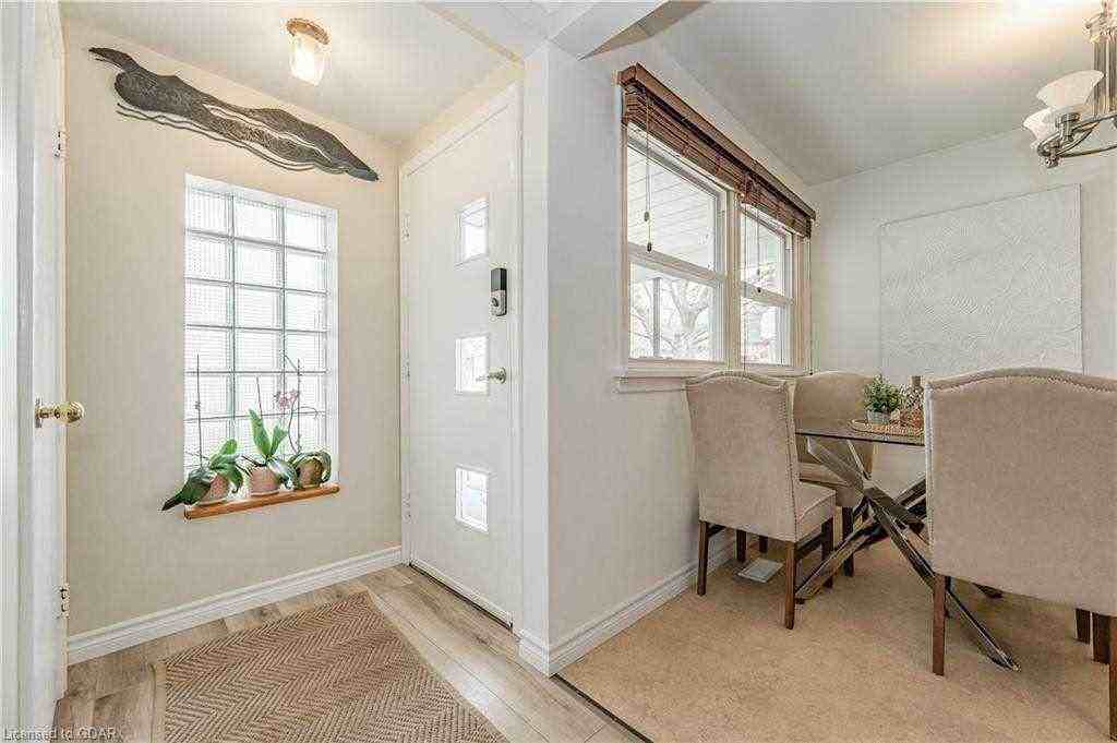 7 Lincoln Crescent #Main - Photo 2 of 11