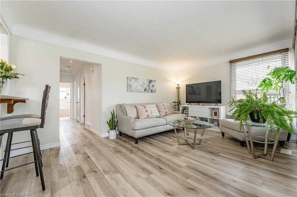 7 Lincoln Crescent #Main - Photo 3 of 11