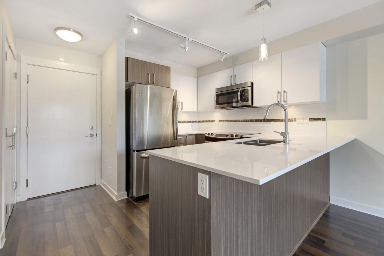 8733 160 St - Photo 2 of 10